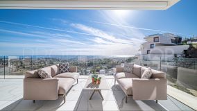 Stunning 3 bedroom corner middle floor apartment with panoramic golf and sea views in Byu Hills - Benahavis