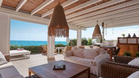 Excepcional casa adosada de 3 dormitorios en primera línea de playa con vistas panorámicas en Bahía Azul - Estepona