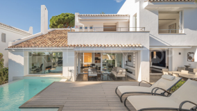 Casa adosada moderna y especial de 4 dormitorios con piscina privada y vistas al mar en Peñablanca - Nueva Andalucía