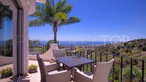Charming completely refurbished 3 bedroom townhouse with panoramic sea views in Altos de Los Monteros - Marbella East