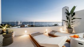 Notable casa adosada de 3 dormitorios en primera línea de playa con vistas al mar en Las Chapas - Marbella Este