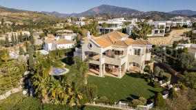 Moderna villa de estilo clásica de calidad de 5 dormitorios con vistas panorámicas en La Alqueria - Benahavis