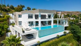 Chic and modern luxury 7 bedroom house with stunning panoramic views in El Paraiso Alto - Benahavis