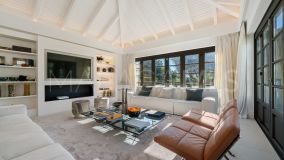 Villa for sale in La Cerquilla, Nueva Andalucia