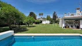 Villa for sale in El Paraiso, Estepona Est