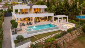 Villa for sale in Los Naranjos, Nueva Andalucia