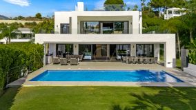 Villa for sale in Los Olivos, Nueva Andalucia