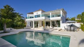 Villa for sale in Parcelas del Golf, Nueva Andalucia