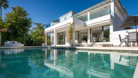 Villa for sale in Parcelas del Golf, Nueva Andalucia