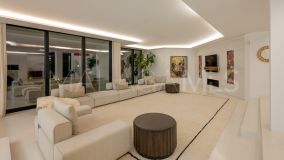 Villa for sale in Parcelas del Golf, Nueva Andalucia