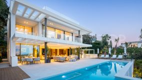 Lujosa villa con fantásticas vistas al mar en venta en La Quinta, Benahavis