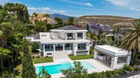 Exquisita villa nueva con vistas panorámicas al mar y al golf en venta en Los Flamingos, Benahavis