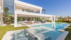 Villa for sale in Los Naranjos, Nueva Andalucia