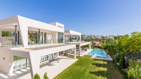 Villa for sale in Los Naranjos, Nueva Andalucia