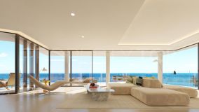 Moderno apartamento duplex en primera línea de playa en Estepona con su piscina privada