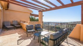 Penthouse with a view in gated community in Benahavís