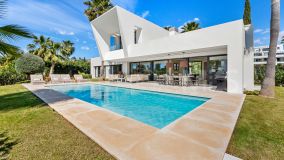 Villa for sale in El Paraiso, Estepona East