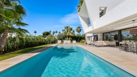 Villa for sale in El Paraiso, Estepona East
