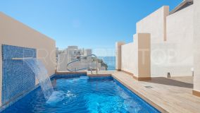 Exclusivo ático en primera línea de playa con piscina privada en New Golden Mile, Estepona