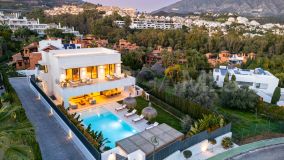 Villa for sale in La Cerquilla, Nueva Andalucia