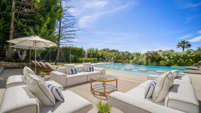 Villa for sale in Los Naranjos, Nueva Andalucia