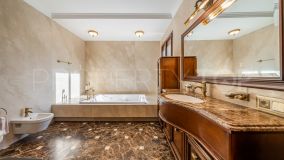 For sale villa in Guadalmina Baja with 6 bedrooms