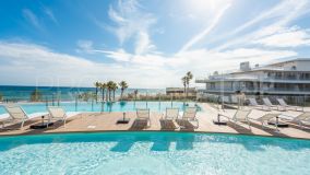 Impecable apartamento frente a la playa con vistas al mar en Estepona