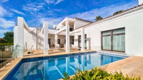 Stunning villa in Sotogrande Alto, located in Zone 'F' with golf course views. With an unbeatable orientation and abundant light.