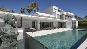 Magnificent villa with modern architecture in the area of Kings and Queens.
