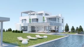 Esta elegante villa en la Zona G de Sotogrande cuenta con seis dormitorios dobles, baños ensuite, infinity pool y garaje para tres coches, ofreciendo una vida de lujo en un entorno privilegiado.