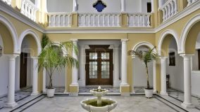 Estupenda villa de estilo clásico a la venta en New Golden Mile - Estepona
