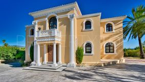 Estupenda villa de estilo clásico a la venta en New Golden Mile - Estepona