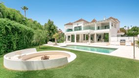 Villa for sale in Parcelas del Golf, Nueva Andalucia