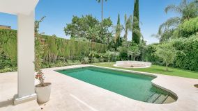 Villa for sale in Parcelas del Golf, Nueva Andalucia