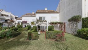 Competitively priced beachfront townhouse in Guadalobón, Estepona