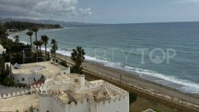 Villa única en primera línea de playa ubicada en la zona más cotizada de Marbella, la Milla de Oro