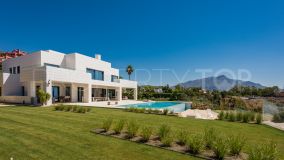 Contemporary villa with panoramic sea and mountain views in Monte Halcones, Benahavís