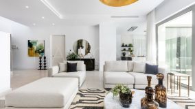 Villa for sale in El Paraiso, Estepona East