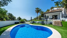 Exquisite villa with sea views in a secure and peaceful setting of Pinares de San Anton