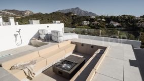 Modern penthouse fully renovated to top specifications in the heart of La Quinta, Benahavís