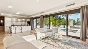 Villa for sale in Los Naranjos, Nueva Andalucia