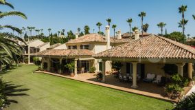 Elegante villa con vistas abiertas al campo de golf en Zona F, Sotogrande