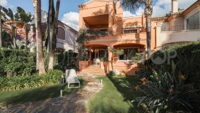 Comprar villa pareada con 6 dormitorios en La Alzambra