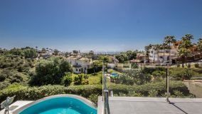 Modern villa with guest accommodation and offering sea views in Calahonda