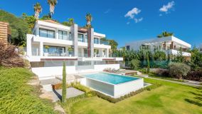 Stunning contemporary villa with golf and sea views in La Alquería, Benahavís