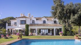 Villa única de estilo cortijo con impresionantes vistas al mar y a la montaña en El Madroñal, Benahavís