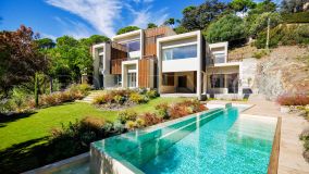 Modern environmentally friendly designer villa in the prestigious and secure estate of El Madroñal, Benahavís