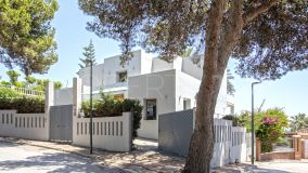 Villa for sale in Pinares de San Antón