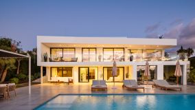 Villa for sale in Los Naranjos, Nueva Andalucia