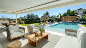 Villa for sale in La Cerquilla, Nueva Andalucia